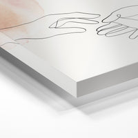 Gros plan de la matière : le tirage sous verre acrylique, tranche transparente visible.