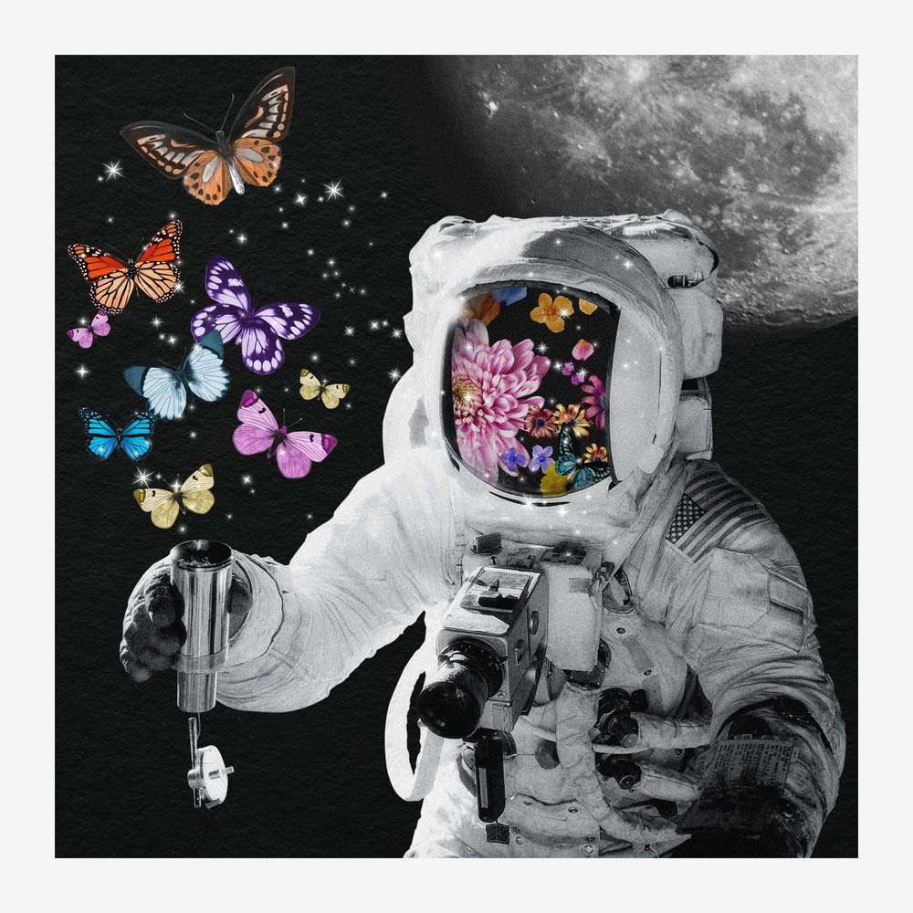 Collage pop art montrant un astronaute en scaphandre gris et blanc face à des papillons colorés et des fleurs émergeant de.
