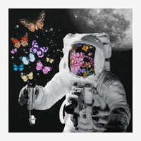 Collage pop art montrant un astronaute en scaphandre gris et blanc face à des papillons colorés et des fleurs émergeant de.