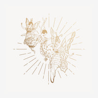 Illustration en line art minimaliste montrant trois créatures ailées et des fleurs entrelacées, avec des traits fins en.