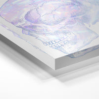 Gros plan de la matière : le tirage sous verre acrylique, tranche transparente visible.