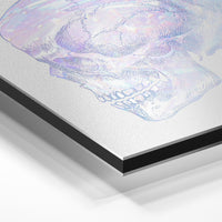 Gros plan du relief : la surépaisseur d'encre en lumière rasante sur aluminium Dibond.