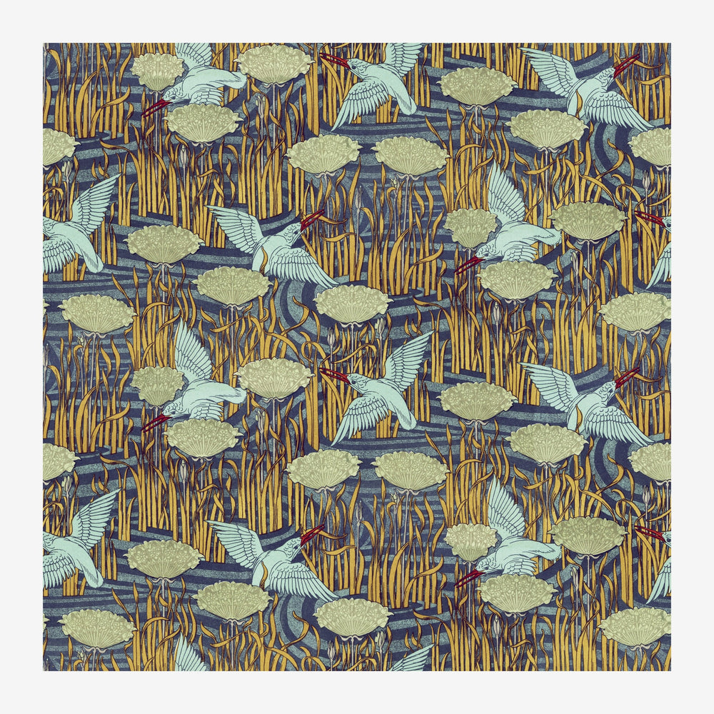 Motif répétitif d'oiseaux stylisés aux ailes blanches alterner avec des roseaux dorés sur fond bleu marine et nuances.