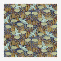 Motif répétitif d'oiseaux stylisés aux ailes blanches alterner avec des roseaux dorés sur fond bleu marine et nuances.