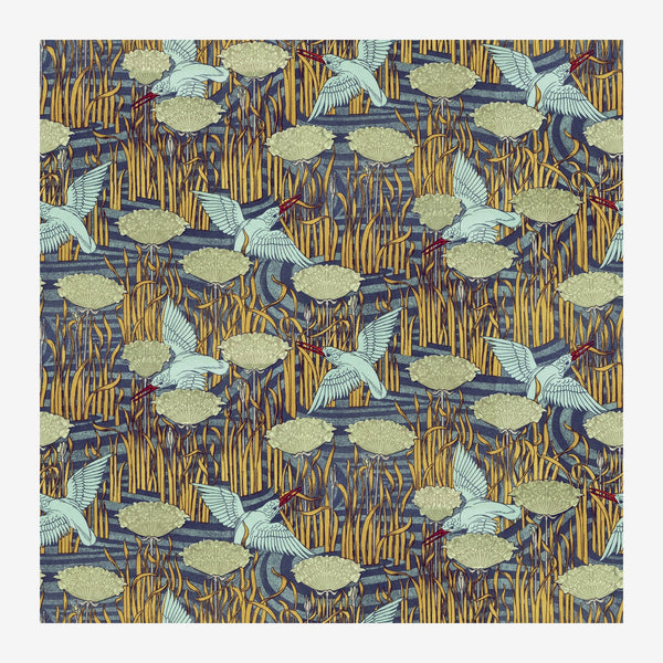 Motif répétitif d'oiseaux stylisés aux ailes blanches alterner avec des roseaux dorés sur fond bleu marine et nuances.