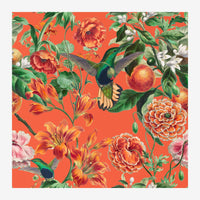 Composition florale avec deux colibris au plumage vert et bleu sur un fond rouge corail, entourés de dahlias roses, roses.