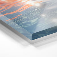 Gros plan de la matière : le tirage sous verre acrylique, tranche transparente visible.