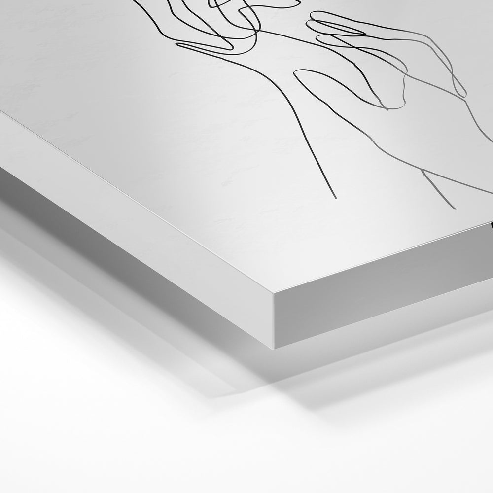 Gros plan de la matière : le tirage sous verre acrylique, tranche transparente visible.