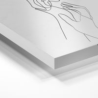 Gros plan de la matière : le tirage sous verre acrylique, tranche transparente visible.