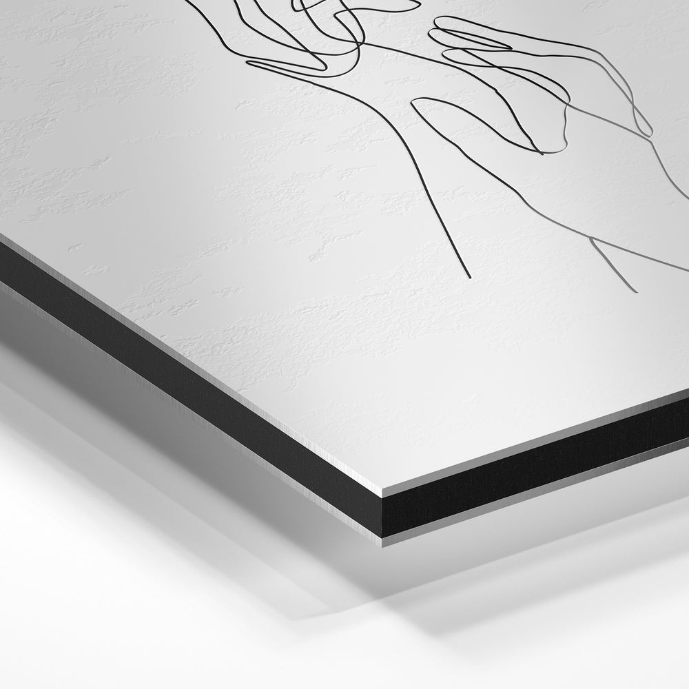 Gros plan du relief : la surépaisseur d'encre en lumière rasante sur aluminium Dibond.