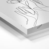 Gros plan de la matière : le tirage sous verre acrylique, tranche transparente visible.