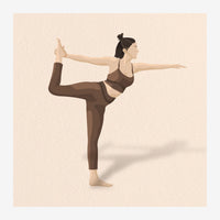 Silhouette d'une femme en posture de yoga, équilibrée sur une jambe, les bras tendus, sur fond beige clair avec teintes.