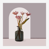 Illustration minimaliste montrant un vase sombre contenant quatre tulipes roses et rouges fanées, encadré par une arche.