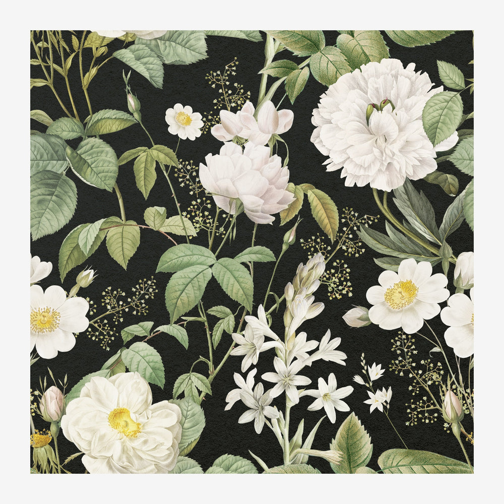 Motif floral dense avec des roses et pivoines blanches, des petites fleurs blanches à cœur jaune, et un abondant feuillage.
