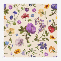 Composition florale dense avec roses pourpres, fleurs bleues, jaunes et roses rouges disposées sur un fond beige clair.