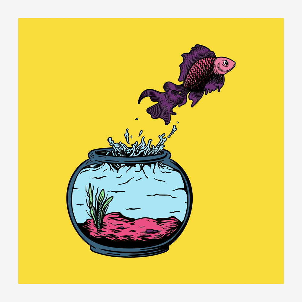 Un poisson noir et rose aux nageoires ondulantes saute hors d'un bocal rempli d'eau bleue et de sable rose sur un fond jaune.