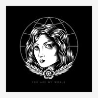 Portrait en noir et blanc d'une femme aux cheveux ondulés, encadré d'une auréole avec motifs géométriques, entourée de.