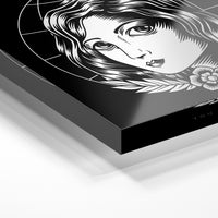 Gros plan de la matière : le tirage sous verre acrylique, tranche transparente visible.