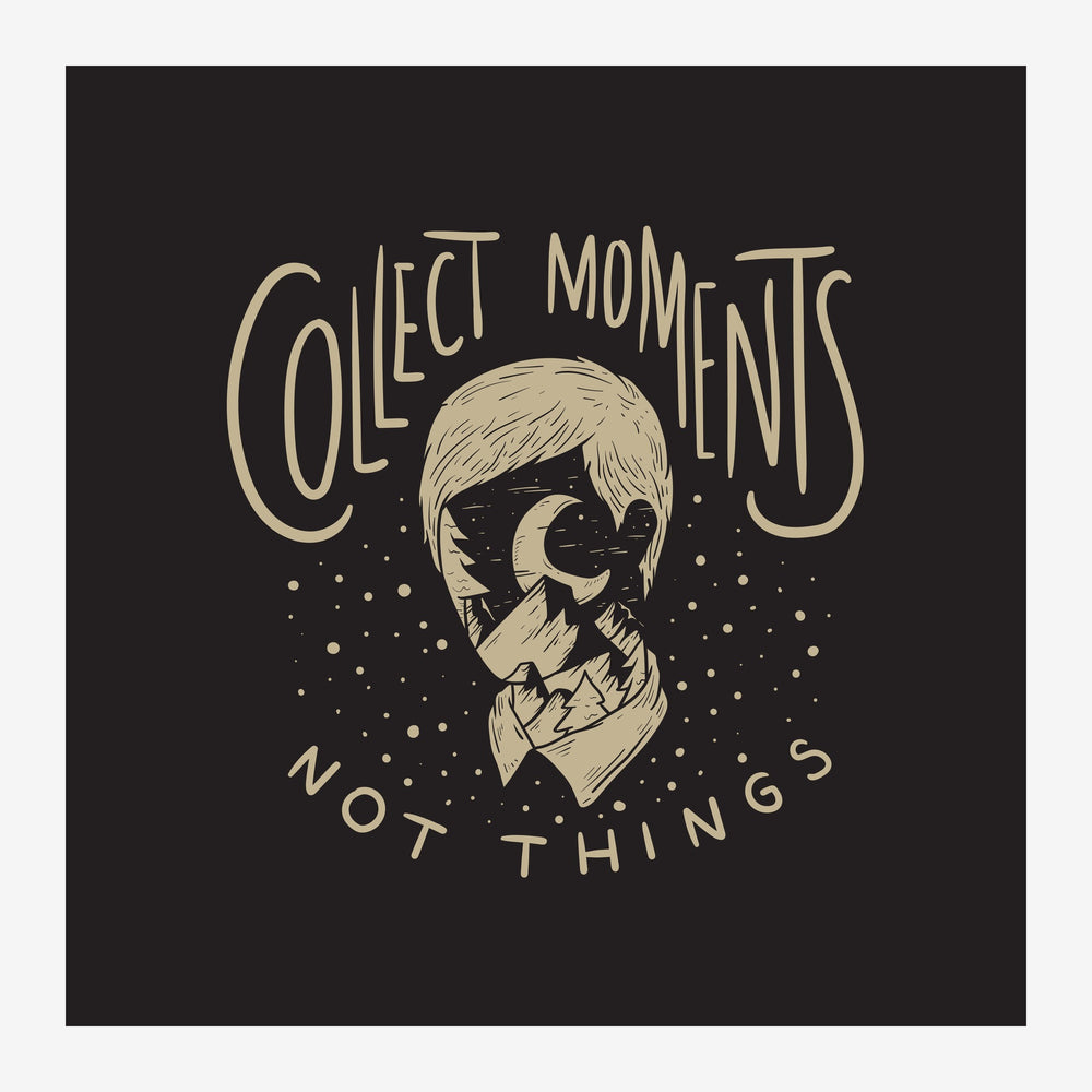 Affiche noire avec portrait linéaire en beige et texte « Collect moments not things » en style typographie pop-art.