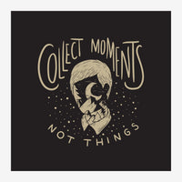 Affiche noire avec portrait linéaire en beige et texte « Collect moments not things » en style typographie pop-art.