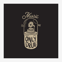 Affiche noire et beige avec un phonographe stylisé dans une capsule et le texte « Music is my only drug » en typographie.