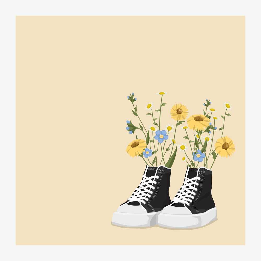 Illustration d'une paire de sneakers noires et blanches remplies de tournesols jaunes et de petites fleurs bleues sur fond.