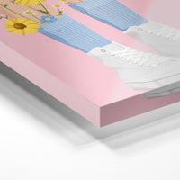 Gros plan de la matière : le tirage sous verre acrylique, tranche transparente visible.