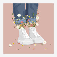Illustration de deux baskets blanches aux pieds de jambes en jean, remplies de fleurs colorées (marguerites blanches.