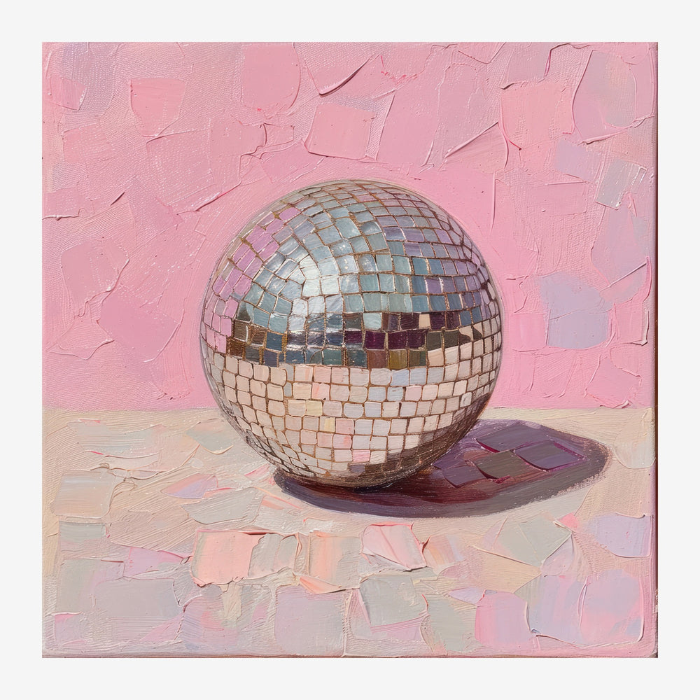Une boule à facettes argentée étincelante repose sur un sol carrelé au sein d'une composition rose poudré à texture peinte.