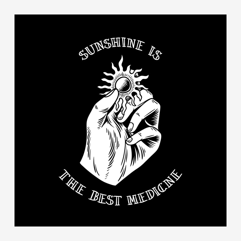 Affiche noir et blanc représentant une main ouverte tenant un soleil rayonnant, encadrée par le texte « Sunshine is the Best.