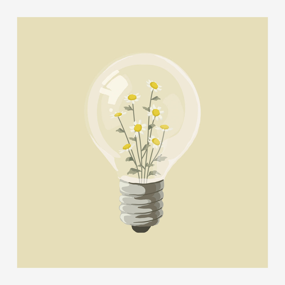 Une ampoule électrique transparente contenant des fleurs jaunes pâles avec des tiges grises sur un fond beige clair.