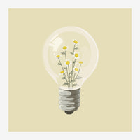 Une ampoule électrique transparente contenant des fleurs jaunes pâles avec des tiges grises sur un fond beige clair.