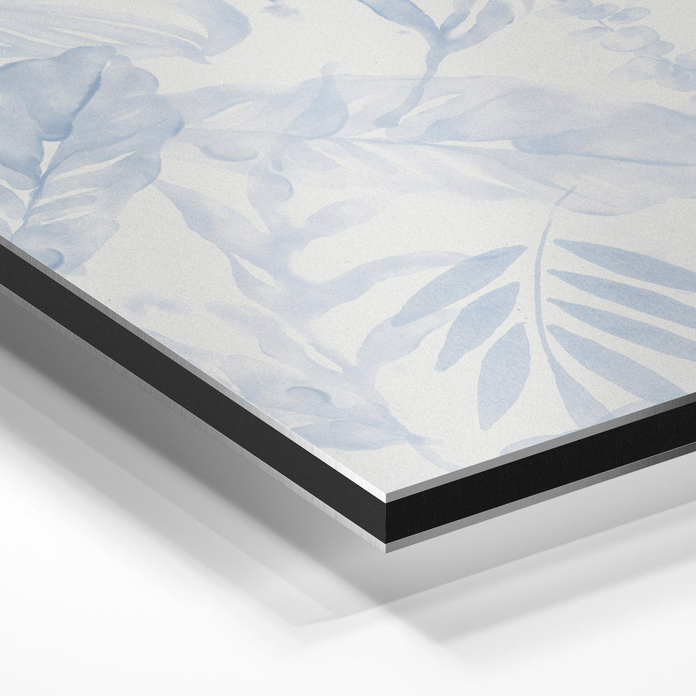 Gros plan de la matière : le tirage contrecollé sur aluminium Dibond mat, tranche visible.