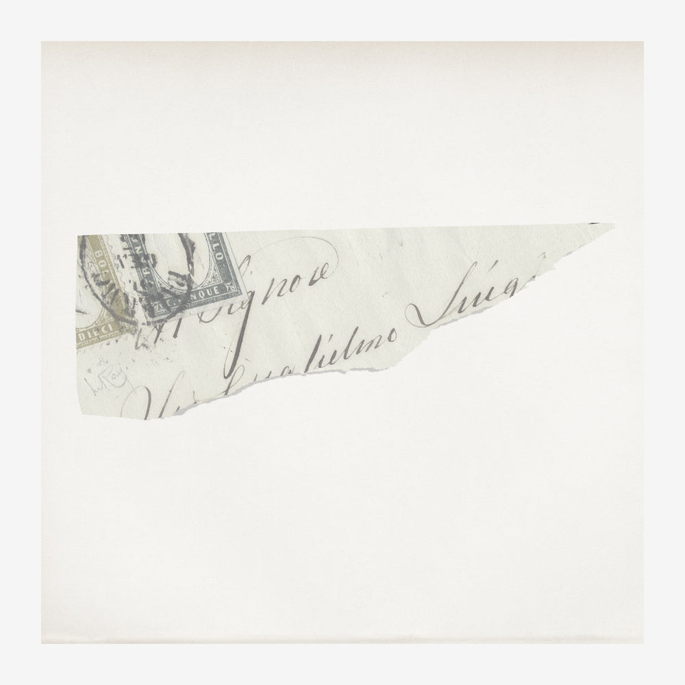 Fragment d'une vieille lettre avec écriture manuscrite cursive et timbre postal, sur papier beige clair.