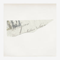 Fragment d'une vieille lettre avec écriture manuscrite cursive et timbre postal, sur papier beige clair.