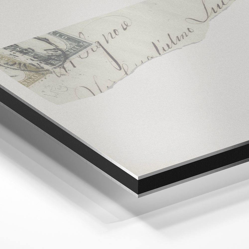 Gros plan de la matière : le tirage contrecollé sur aluminium Dibond mat, tranche visible.