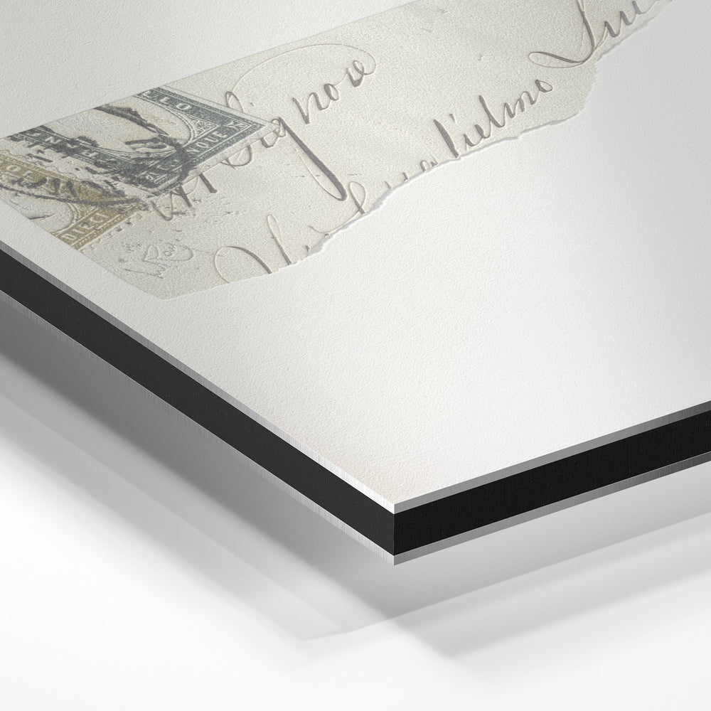 Gros plan du relief : la surépaisseur d'encre en lumière rasante sur aluminium Dibond.