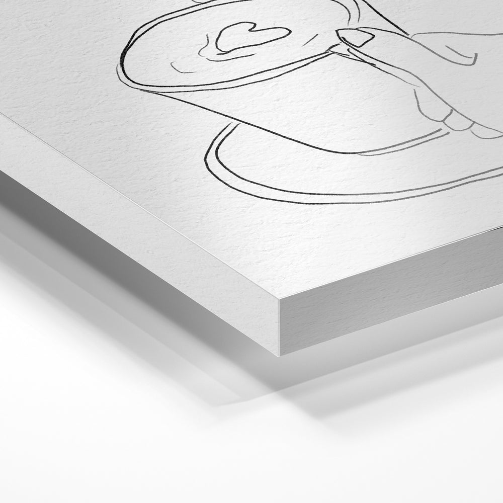 Gros plan de la matière : le tirage sous verre acrylique, tranche transparente visible.