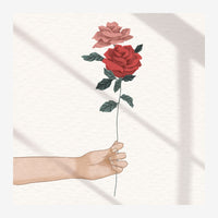 Une main beige tenant une tige avec une rose rouge vif et une rose pâle rose, sur fond blanc avec feuillage vert.