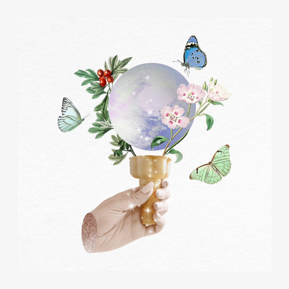 Une main tient un globe translucide rempli de fleurs roses et de feuillage, entouré de papillons verts et bleus en vol.