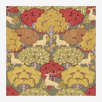 Motif symétrique représentant des cerfs et des biches dans une forêt stylisée aux arbres aux feuillages denses, dans une.