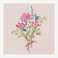 Bouquet botanique composé d'œillets roses fuchsia, de marguerites roses pâles, de fleurs bleu lavande et de feuillage vert.