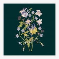 Composition botanique avec lys en teintes violettes et jaunes, petites fleurs blanches et feuillages verts sur fond bleu.
