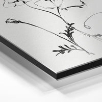 Gros plan du relief : la surépaisseur d'encre en lumière rasante sur aluminium Dibond.