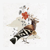 Collage surréaliste montrant un cerf aux bois complexes portant une fleur rouge vif, accompagné d'un oiseau noir et blanc.