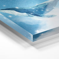 Gros plan de la matière : le tirage sous verre acrylique, tranche transparente visible.