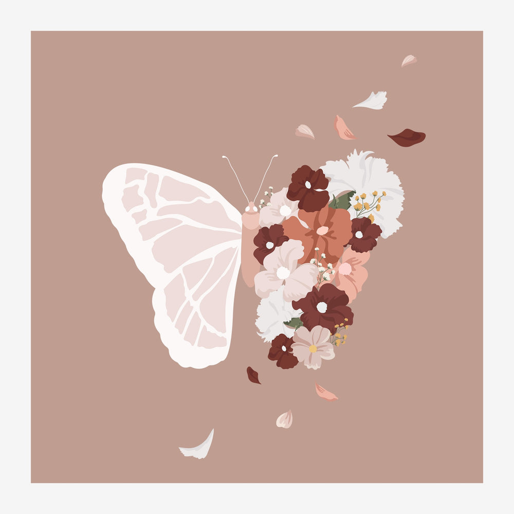Un papillon aux ailes blanches ajourées dont le corps se transforme en bouquet de fleurs roses, blanches et terracotta, sur.