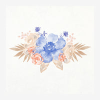 Composition florale symétrique aux teintes bleu indigo et rose pêche, avec des feuilles beige, sur fond blanc crème.