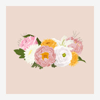 Bouquet de fleurs composé de pivoines roses, roses blanches, dahlias jaunes et feuillage vert sur fond beige pâle.