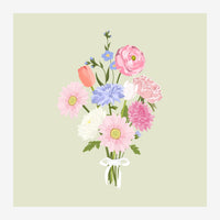 Bouquet de fleurs roses, blanches et bleues dans un vase blanc avec ruban, sur fond vert pâle.